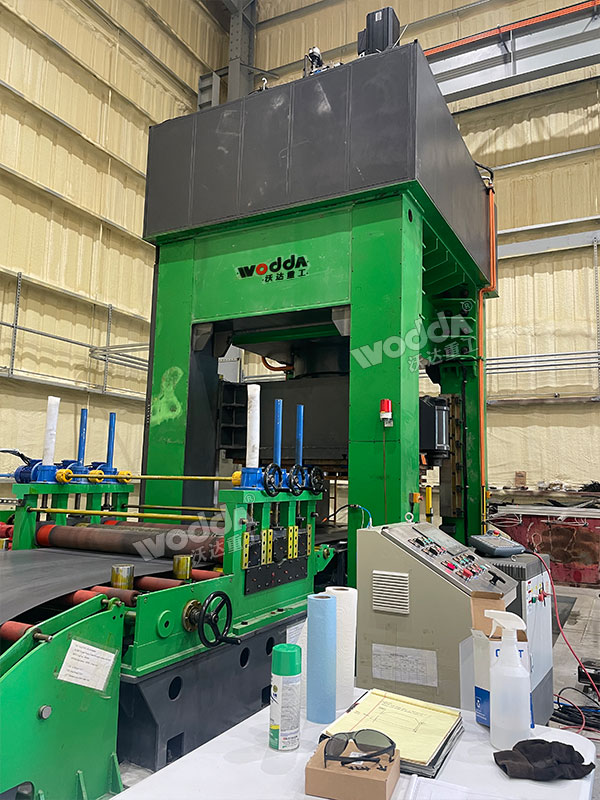 1000噸框架式液壓機(jī)現(xiàn)場