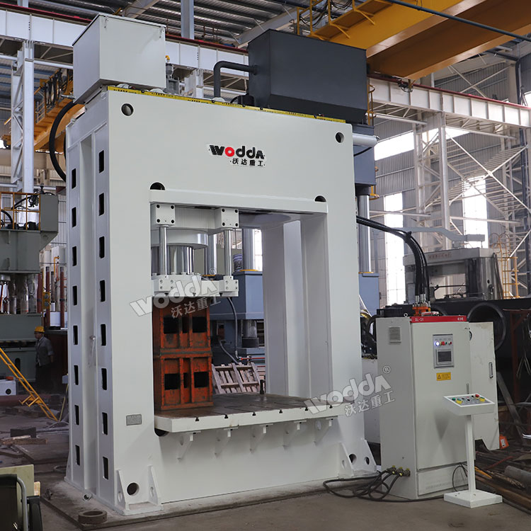 800噸龍門液壓機車間實物 800噸龍門液壓機車間實物