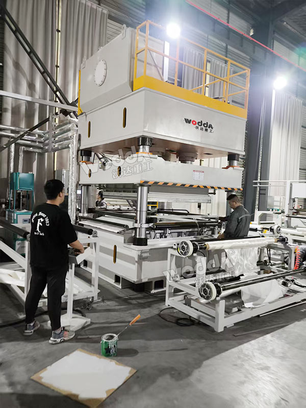 630噸復(fù)合材料成型液壓機(jī) 630噸復(fù)合材料成型液壓機(jī)