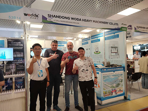 展會(huì)瞬間合影