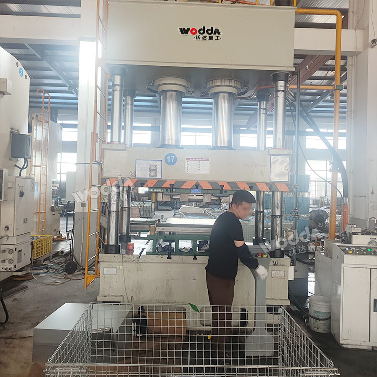 400噸四柱液壓機現(xiàn)場