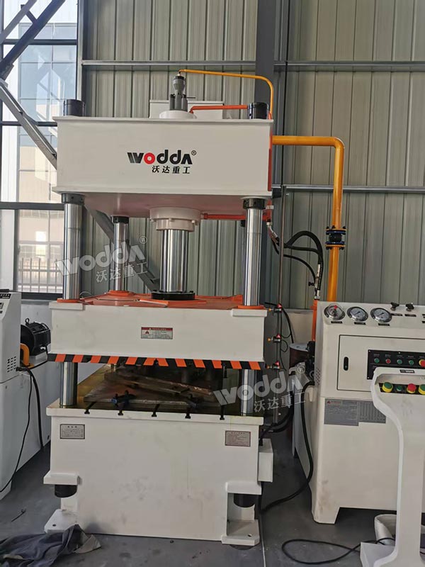 100噸四柱液壓機(jī) 100噸四柱液壓機(jī)