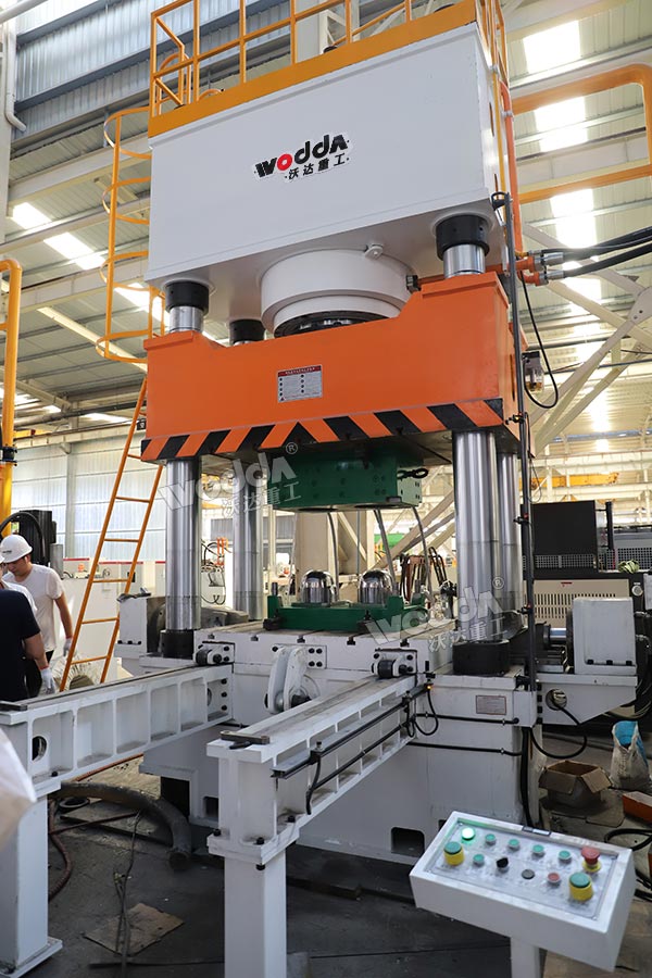 1000噸玻璃鋼頭盔成型液壓機(jī) 1000噸玻璃鋼頭盔成型液壓機(jī)