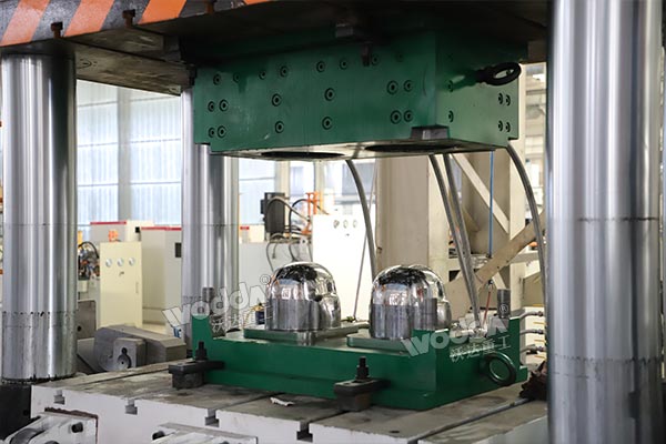 頭盔模具(一模兩出) 頭盔模具(一模兩出)