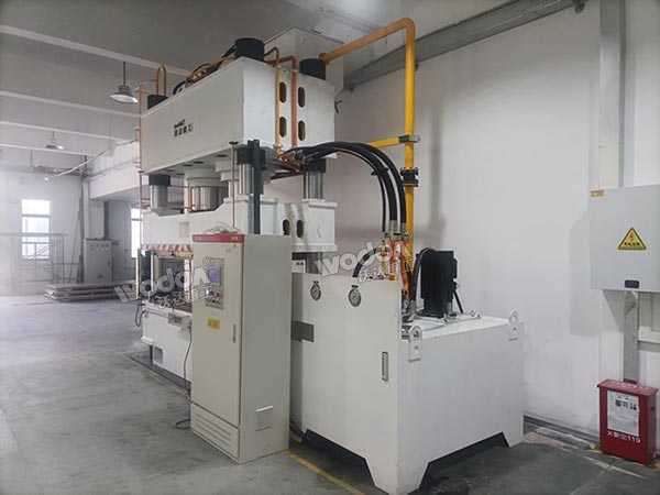 800噸液壓機現(xiàn)場 800噸液壓機現(xiàn)場