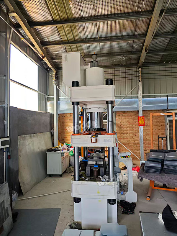 200噸四柱液壓機(jī)現(xiàn)場(chǎng)試機(jī)