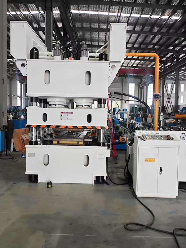 2400噸鋼木門壓花機(jī)