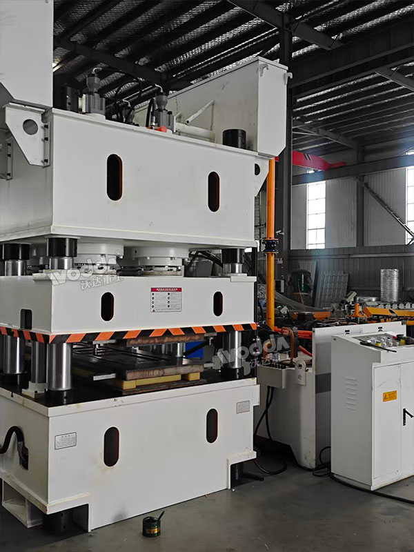 2400噸鋼木門壓花機(jī)