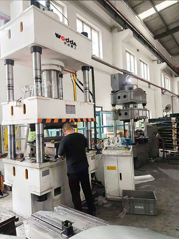 315噸四柱液壓機(jī)客戶現(xiàn)場 315噸四柱液壓機(jī)客戶現(xiàn)場