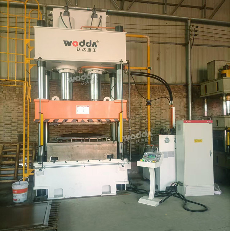 400噸汽車配件成型液壓機試機現(xiàn)場 400噸汽車配件成型液壓機試機現(xiàn)場