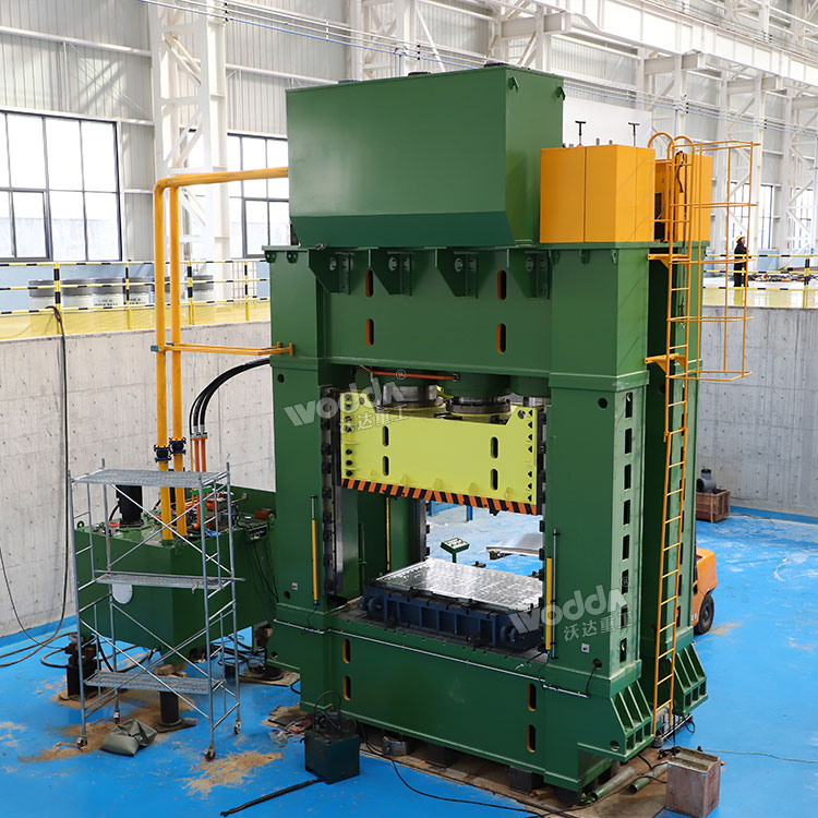 3000噸框架式液壓機(jī)車間調(diào)試.jpg 3000噸框架式液壓機(jī)車間調(diào)試.jpg