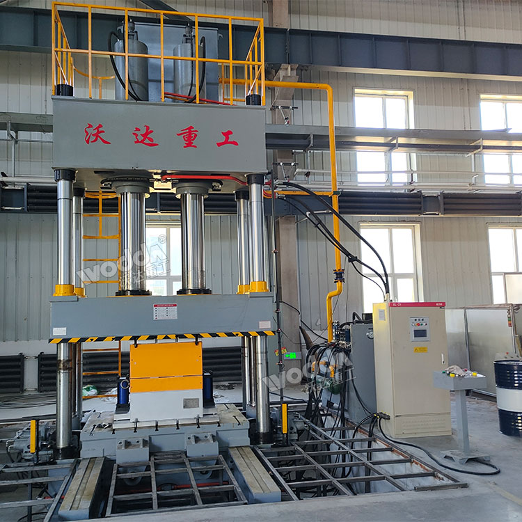 500噸防彈頭盔成型液壓機現(xiàn)場