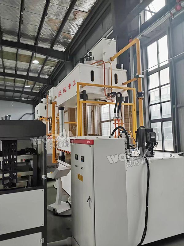 500噸四柱液壓機現(xiàn)場 500噸四柱液壓機現(xiàn)場