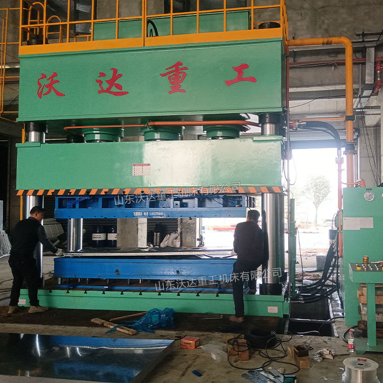 1250噸四柱液壓機沖壓不銹鋼水箱板現(xiàn)場