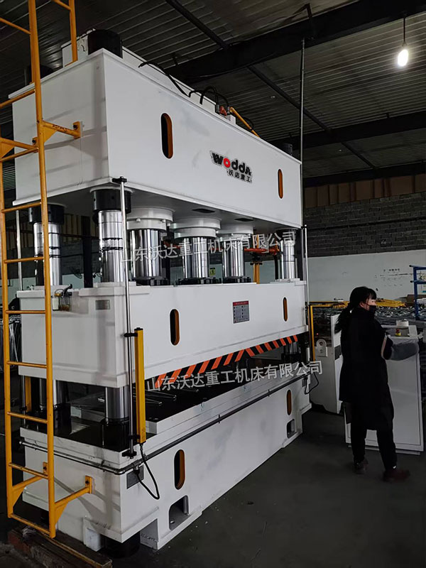 500噸四柱液壓機(jī)現(xiàn)場(chǎng)