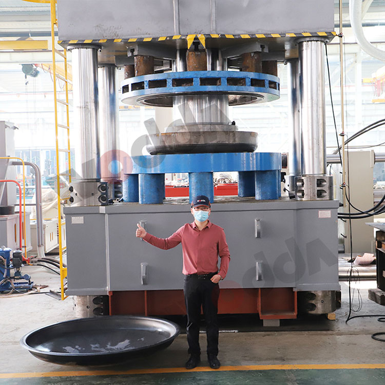 客戶來廠考察試機(jī)封頭液壓機(jī)