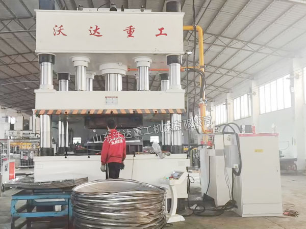 500噸不銹鋼水塔封蓋拉伸液壓機試機