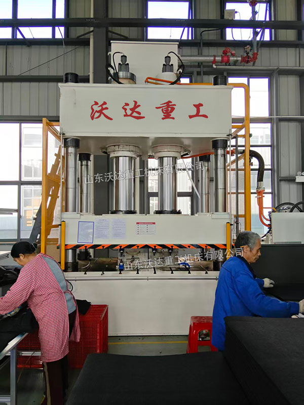 630噸熱壓汽車除霜通風(fēng)管成型液壓機