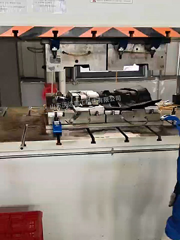 630噸四柱液壓機熱壓汽車除霜通風(fēng)管