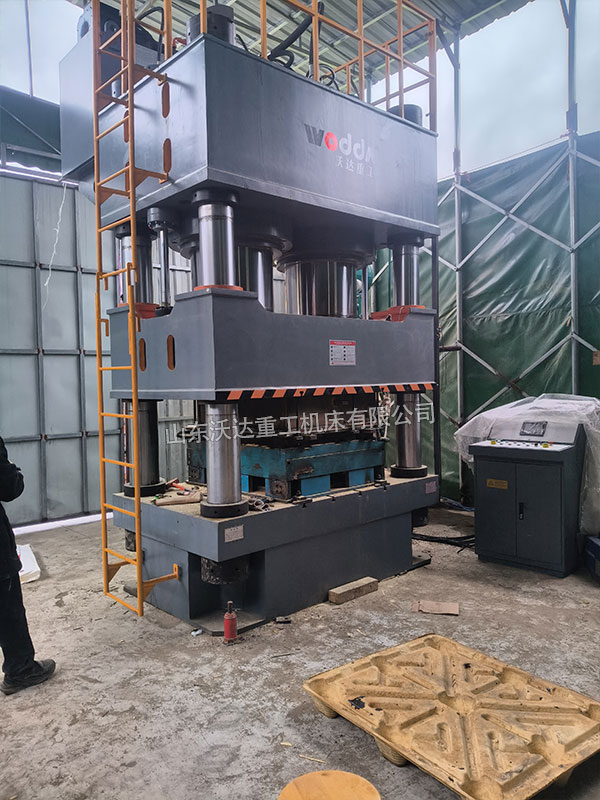 1600噸木屑托盤液壓機(jī)現(xiàn)場(chǎng)