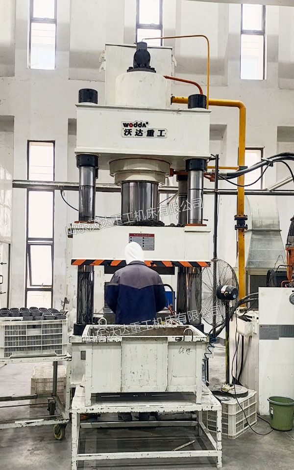 500噸四柱液壓機(jī)現(xiàn)場(chǎng)