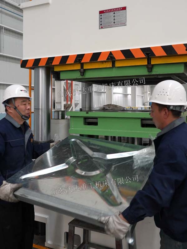 800噸四柱液壓機(jī)沖壓水箱板成型