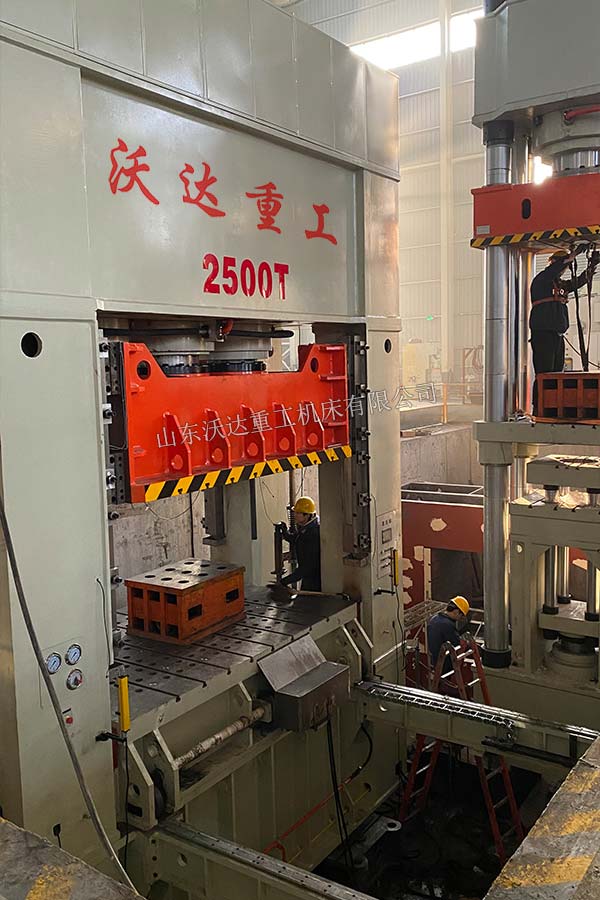 2500噸汽車(chē)配件成型液壓機(jī)