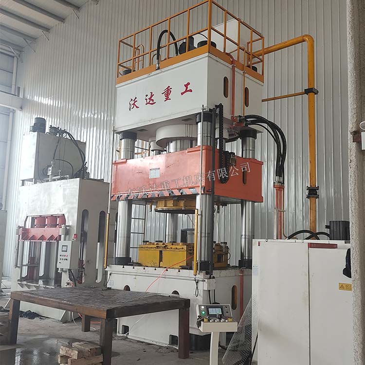 1800噸四柱液壓機(jī)現(xiàn)場
