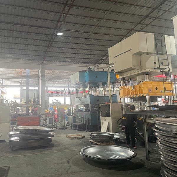 封頭液壓機(jī)客戶現(xiàn)場