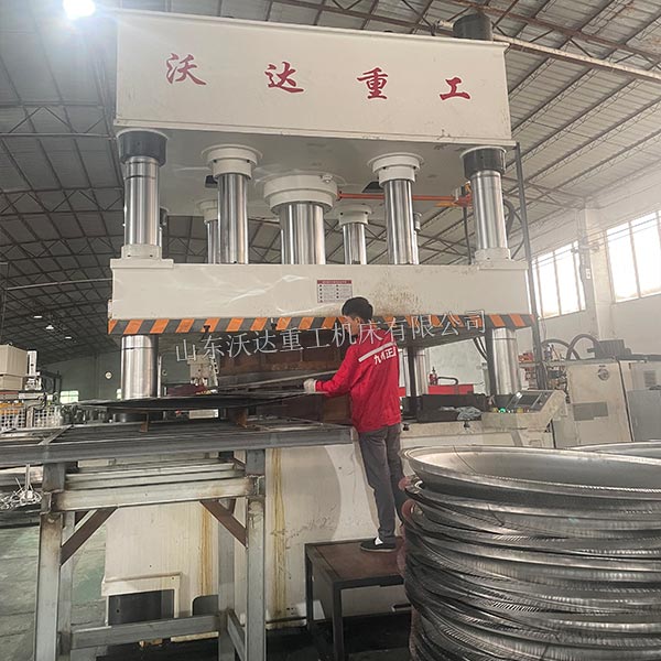 1000噸封頭液壓機(jī)現(xiàn)場