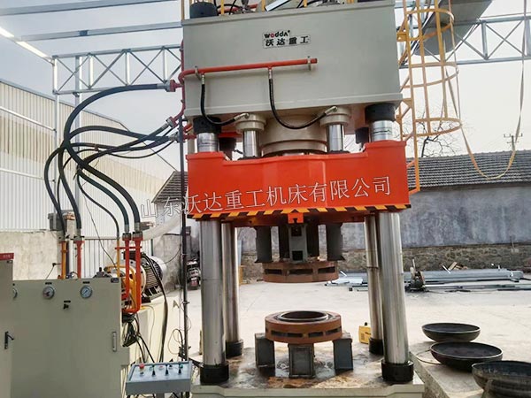 1000噸封頭拉伸液壓機(jī)現(xiàn)場