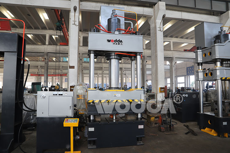 四梁四柱液壓機(jī) 四梁四柱液壓機(jī)