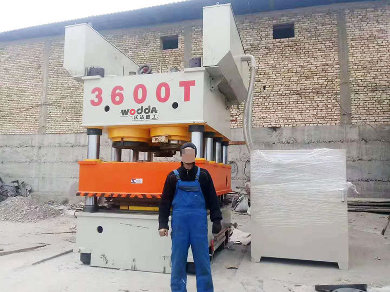 3600噸鋼木門壓花機(jī)客戶現(xiàn)場 3600噸鋼木門壓花機(jī)客戶現(xiàn)場